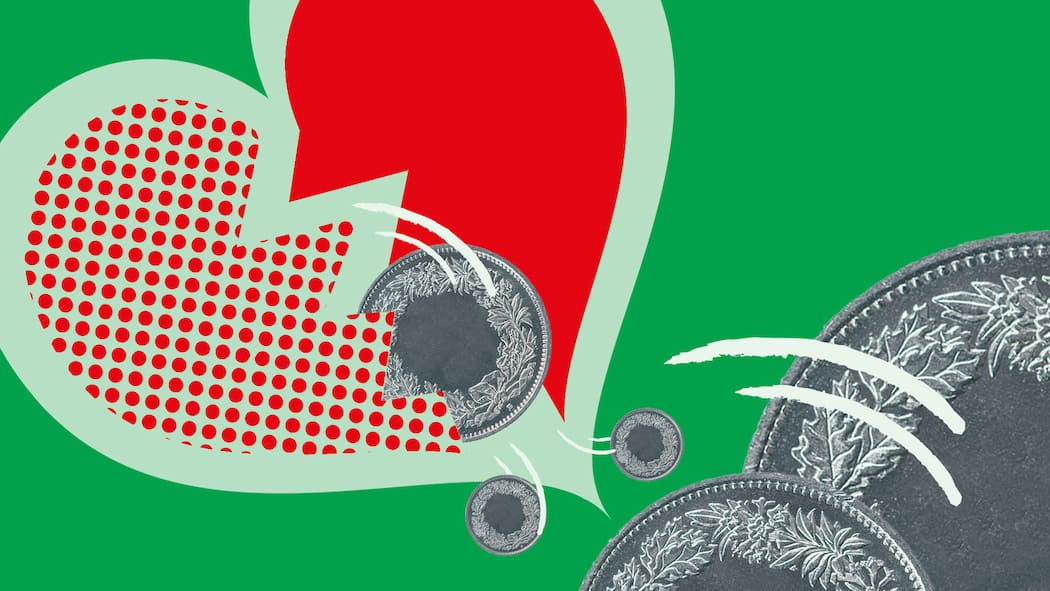 So finden Sie raus, um wie viel sich die Alimente erhöhen In einem zerbrochenen Herz steckt eine grosse Geldmünze - Wenn die Lebenshaltungskosten mit der Teuerung steigen, dann steigen auch die Alimente. Doch ist das wirklich immer so? Das müssen Sie zur Scheidungsalimente wissen.