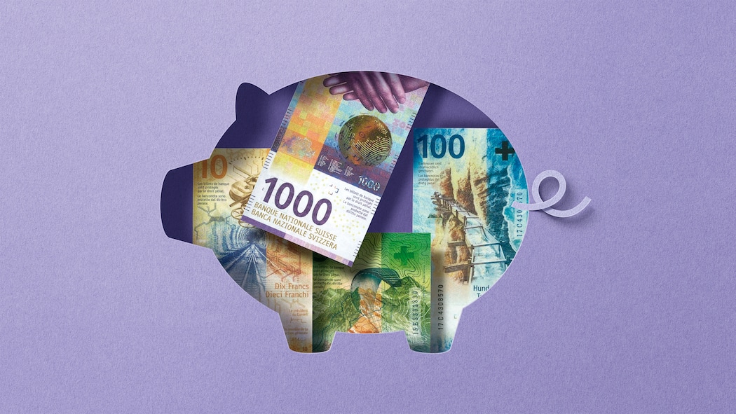 Mit diesen 100 Tipps senken Sie Ihre Ausgaben Collage mit Sparsäuli und Geld – Der Beobachter erklärt, warum sich unser Gehirn mit Sparen so schwertut. Und zeigt Ihnen, wie Sie weniger Geld ausgeben können