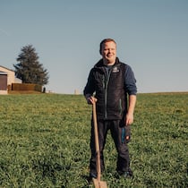 Gewässerschutz – St. Galler Gemeinde findet ein Bauernopfer Roger Zingg auf seinem Feld - In Gossau SG erfüllt das Wasser aus einer Quelle die Anforderungen für Trinkwasser nicht – und wird trotzdem getrunken: Die Geschichte von Geheimniskrämerei, Rechtsstreit und einem Bauernopfer, das nicht klein beigibt