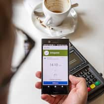 Wo Twint aussetzt – während Apple Pay funktioniert Handy mit Twint-App und Kaffeetasse - Besonders im Zug oder im Supermarkt ein bekanntes Problem: Ist das Mobilfunknetz schlecht, kann Twint ausfallen
