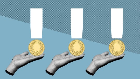 Drei Hände mit Münze - Die Bob Finance AG vergibt Kredite an einen Mann, obschon sie weiss, dass er drogensüchtig ist und in finanziellen Schwierigkeiten steckt. Als sich seine Mutter an den Beobachter wendet, dreht der Wind