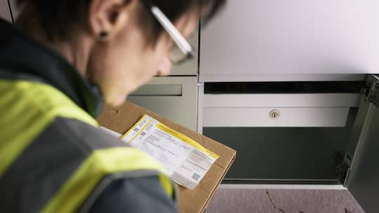 Eine Pöstlerin stellt ein Paket in den Milchkasten - Ein Brief kam zurück, da publizierte die Justiz den Namen einer Zeugin im Amtsblatt. Ein Fehler, entscheidet das Bundesgericht: Die beschlagnahmten Daten sind für die Ermittler nun tabu