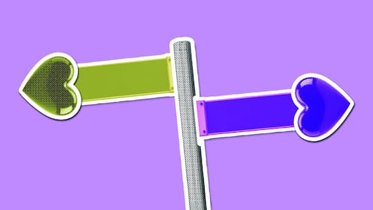 Ein grüner und ein blauer Wegweiser mit einem Herz an dessen Ende zeigen in unterschiedliche Richtungen - Wenn Paare sich dazu entscheiden, weiterhin verheiratet zu bleiben, obwohl sie sich nicht mehr lieben, kann das klappen. So wie im Fall von Hannah und Tim. Sie haben sich als Paar getrennt, wohnen aber weiterhin zusammen. Diese rechtlichen und finanziellen Folgen sollten dabei jedoch nicht vergessen gehen.