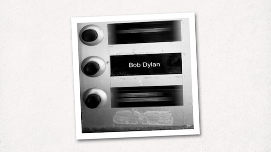 Klingelschild mit Name von Bob Dylan drauf - Drei Mieter mussten gehen, weil der Eigentümer Eigenbedarf anmeldete. Angeblich braucht die Stieftochter Platz zum Malen. Doch statt der Verwandten wohnt an der Adresse in Zürich nun eine Fremde – und ein Phantom