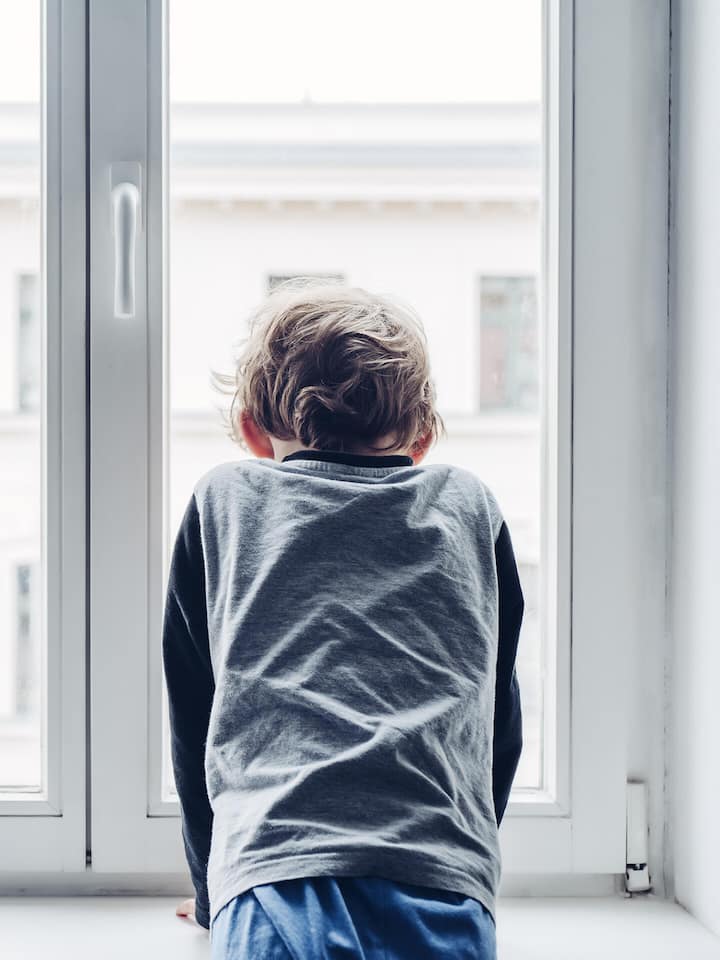 Kind schaut aus dem Fenster - Die Kesb Wil-Uzwil muss notfallmässig ein Kind bei einer Pflegefamilie unterbringen und engagiert dazu eine externe Firma. Diese wählt ausgerechnet eine Mitarbeiterin als Pflegemutter aus