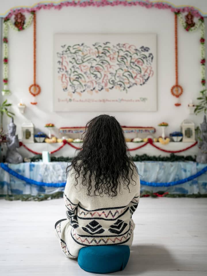 Tara Lhamo von hinten fotografiert - Über 50 Jahre nach ihrer Flucht fordert die Tibet-Schweizerin Tara Lhamo Gerechtigkeit: Im Heim des Roten Kreuzes wurde sie ihrer Mutter weggenommen und fremdplatziert