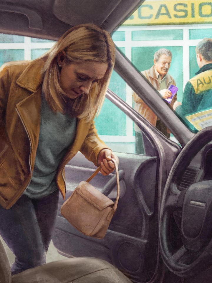 Er hat ihre Lügen durchschaut – und trotzdem weiter gezahlt Blonde Frau steigt in ein Auto ein, im Hintergrund zahlt ein Mann für das Fahrzeug. Ein Rentner glaubte, was ihm eine Bekannte über Jahre erzählte. Am Ende ist er finanziell ruiniert – und Opfer einer mutmasslichen Betrugsmasche.