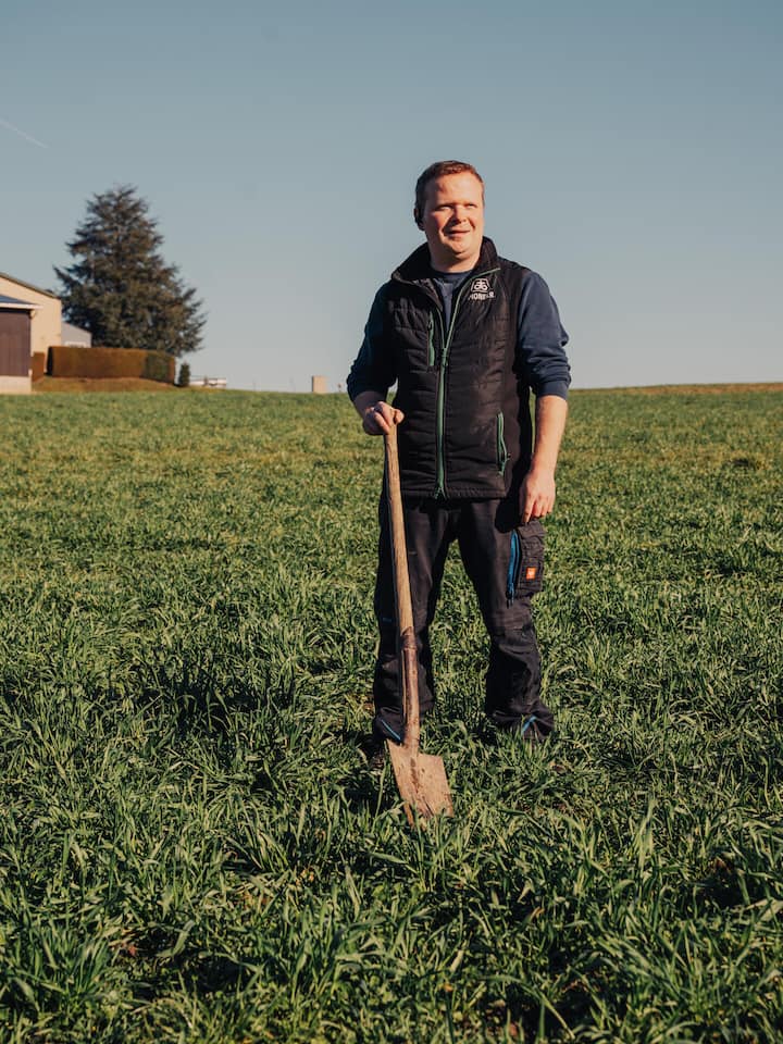 Gewässerschutz – St. Galler Gemeinde findet ein Bauernopfer Roger Zingg auf seinem Feld - In Gossau SG erfüllt das Wasser aus einer Quelle die Anforderungen für Trinkwasser nicht – und wird trotzdem getrunken: Die Geschichte von Geheimniskrämerei, Rechtsstreit und einem Bauernopfer, das nicht klein beigibt