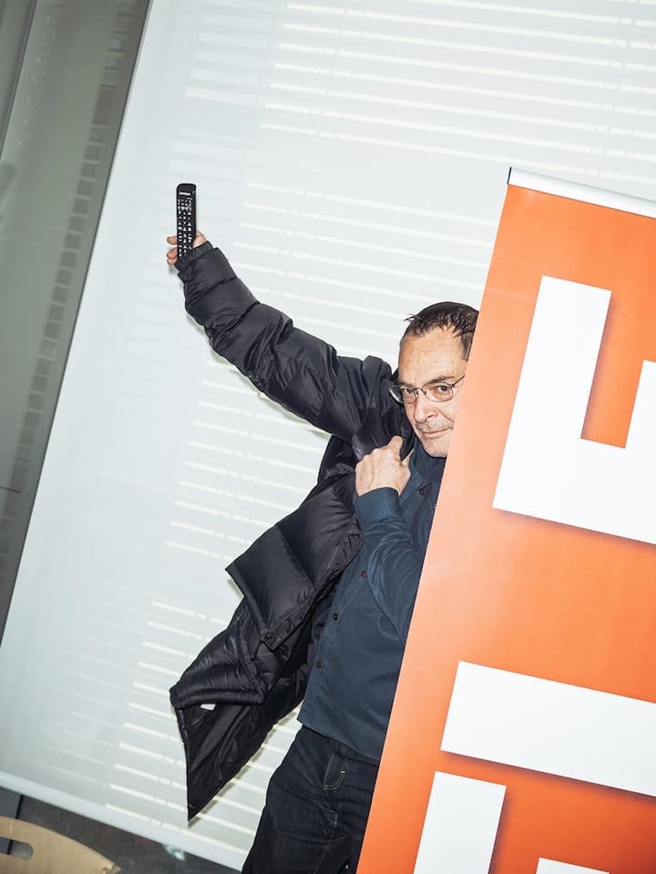 Porträt von Gion Stecher - Totgesagte leben länger: «Tele»-Chefredaktor Gion Stecher erklärt, warum das lineare Fernsehen nicht am Ende ist, was Netflix fehlt und was bei einer Annahme der «Halbierungsinitiative» auf dem Spiel steht