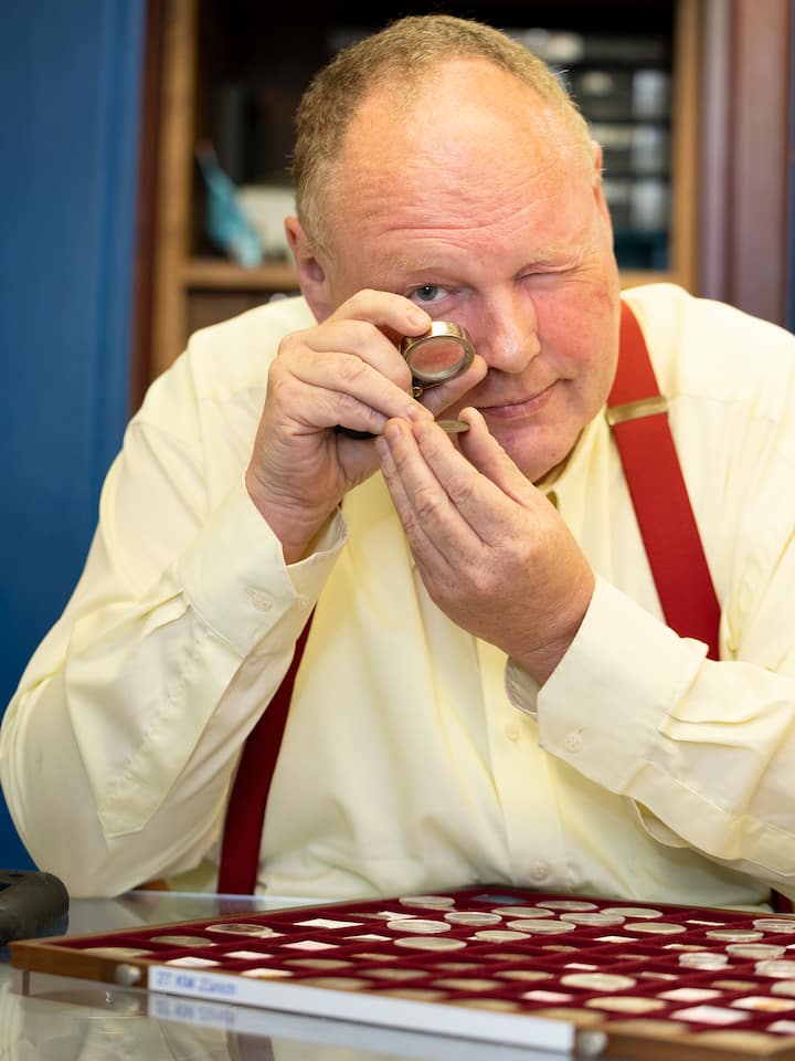 … sind viele Gauner auf Goldvreneli aus? Fabio Luraschi - Der 57-Jährige kauft in seinem Geschäft in Zürich Geschäft Gold, Schmuck und alte Münzen gegen bar. Und erfährt viel über menschliche Schicksale