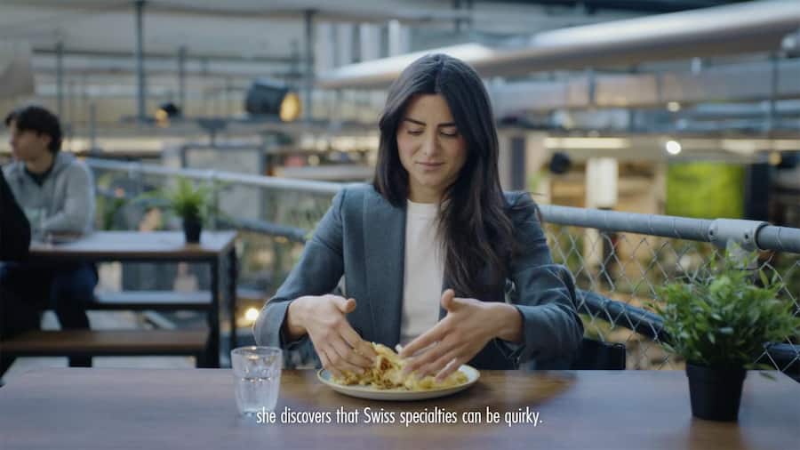 Bildschirmfoto aus dem Werbevideo der Zuger Kantonalbank "New to Switzerland?" bzw. "Welcome to Switzerland". Quelle: https://www.zugerkb.ch/en/private-clients/welcome-to-switzerland
Bebilderung Glosse Beobachter zum Thema Wohnungs-Affront: Zuger K…