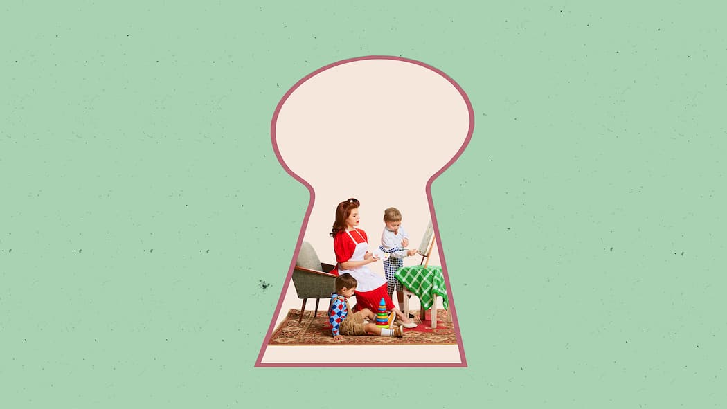 Nanny gesucht – so läuft alles korrekt Durch ein Schlüsselloch betrachtet, das in ein Wohnzimmer führt, sitzt eine Kinderbetreuerin mit zwei kleinen spielenden Kindern zusammen. Wer eine Nanny engagiert, wird zum Arbeitgeber und hat dadurch rechtliche Verpflichtungen. Was Eltern dazu wissen müssen.