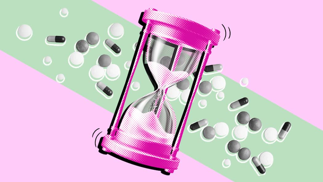 So bewahren Sie Medikamente richtig auf Eine Sanduhr misst die Zeit, dahinter liegen verschiedene Tablettenformen von Medikamenten. Achten Sie auf das Verfallsdatum und die korrekte Lagerung von Medikamenten? Die Tipps, worauf Sie achten sollten