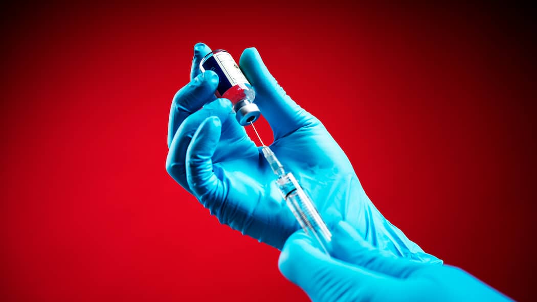 Soll ich mich gegen Covid impfen lassen? Hand mit Spritze; Soll ich mich gegen Covid impfen lassen? Es kursieren mehrere Covid-Varianten. Bei wem eine Impfung empfohlen wird.