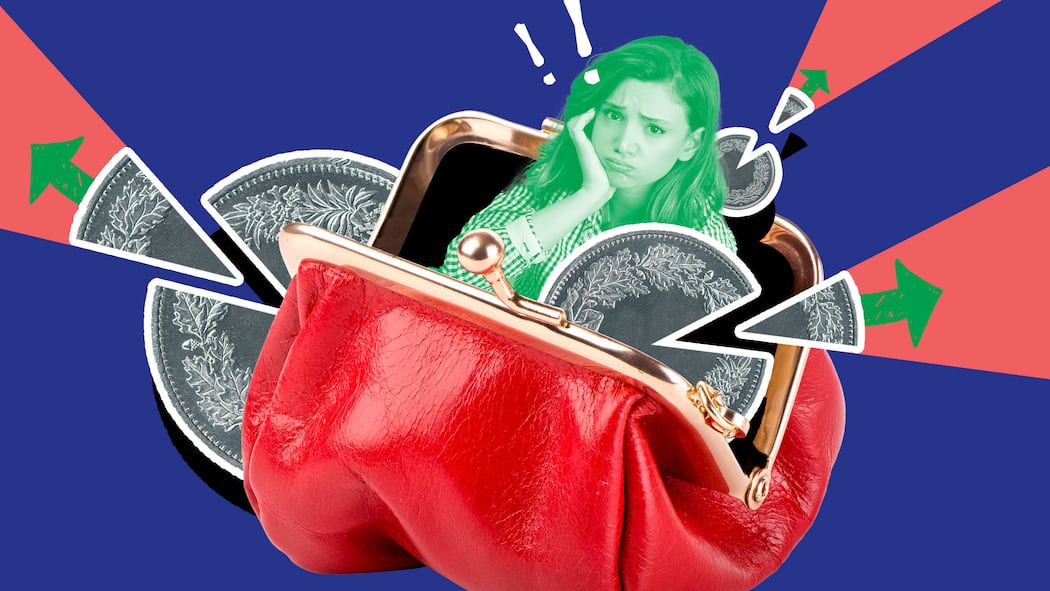 Mit diesen Lohnabzügen müssen Sie rechnen Ein rotes Portemonnaie, aus der eine Frau und Münzen schauen, von denen Stücke ausgeschnitten sind. Diese Abzüge werden von Ihrem Lohn gemacht.