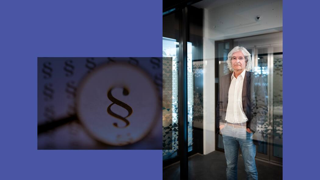 «Dieses Mass an Macht wollten wir nie» Collage aus Getty Bild 30872527 Paragraphs under loupe und Portrait vom St. Galler Staatsanwalt Christoph Ill am Mittwoch (16.04.2025) in der Staatsanwaltschaft St. Gallen. Foto: Stephan Bösch für das Interview zum Fehlbefehl 2025.