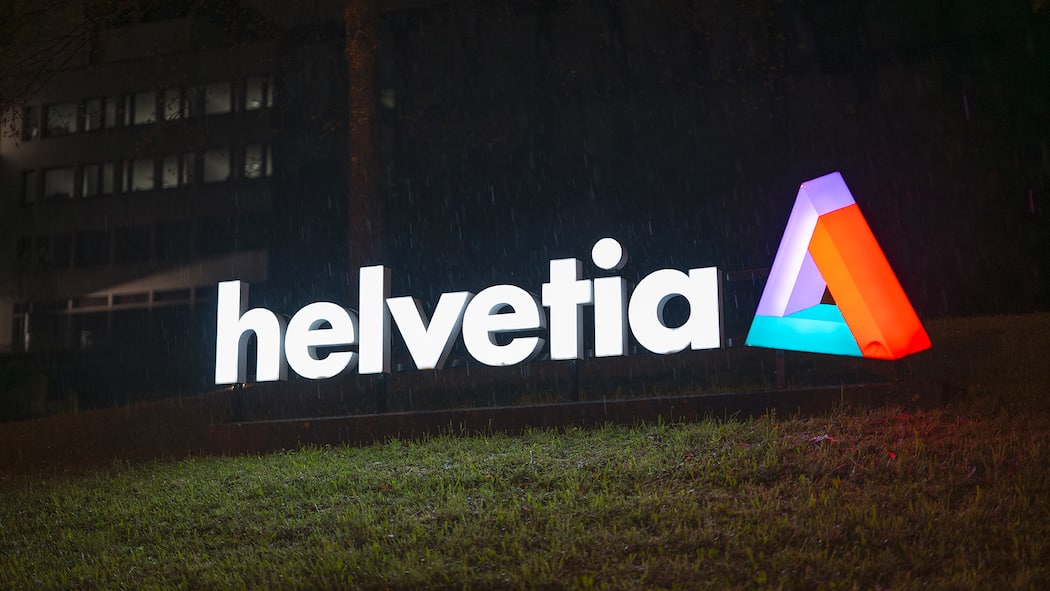 Fusion von Helvetia und Baloise – was Kunden jetzt wissen sollten Das Logo der Helvetia Versicherungen leuchtet im Dunkeln, aufgenommen am Freitag, 23. April 2025, in St. Gallen. (KEYSTONE/Gian Ehrenzeller)