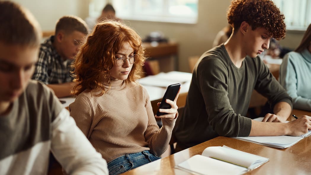 Gefahr für Kinder und Jugendliche: Ständerat lässt Social-Media-Verbot prüfen Eine Schülerin benutzt im Unterricht im Klassenzimmer ihr Mobiltelefon.