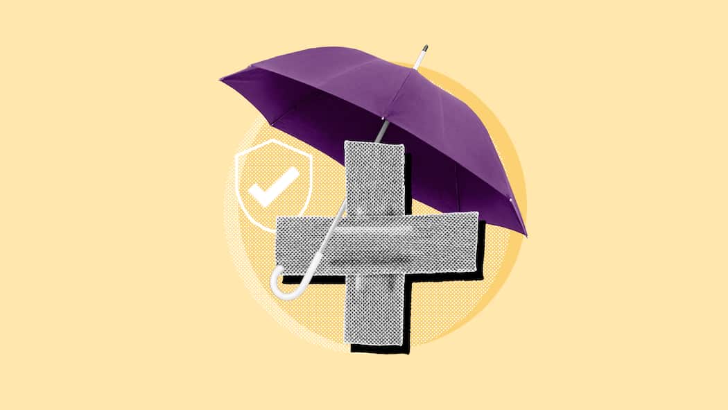 Wie bin ich bei Unfällen versichert? Zwei Pflaster gegen Verletzungen sind zu einem Kreuz zusammengeklebt, daran angelehnt ein violetter Regenschirm. Bei einem Unfall zahlt die Unfallversicherung des Arbeitgebers – oder man ist über die Krankenkasse unfallversichert. Das gilt in der Schweiz rechtlich zur Unfallversicherung.