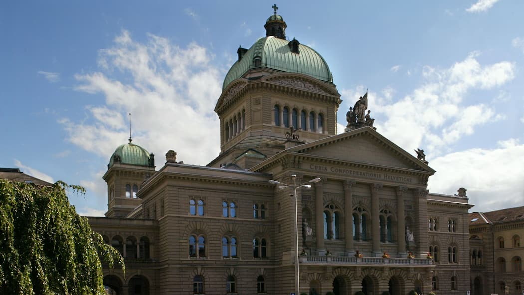 Wer zieht im Bundeshaus die Fäden? Aussenansicht Bundeshaus Bern, Rüstungslobby