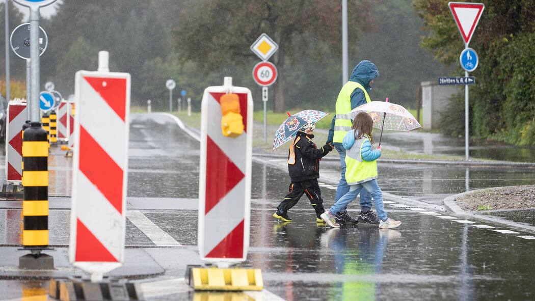 «Zur Sicherheit: Macht keinen Zebrastreifen!» Hünenberg: Der Zebrastreifen an der Sinserstrasse wurde bei der Sanierung entfernt. 20 Schulkinder müssen aber über diese Strasse zur Schule.