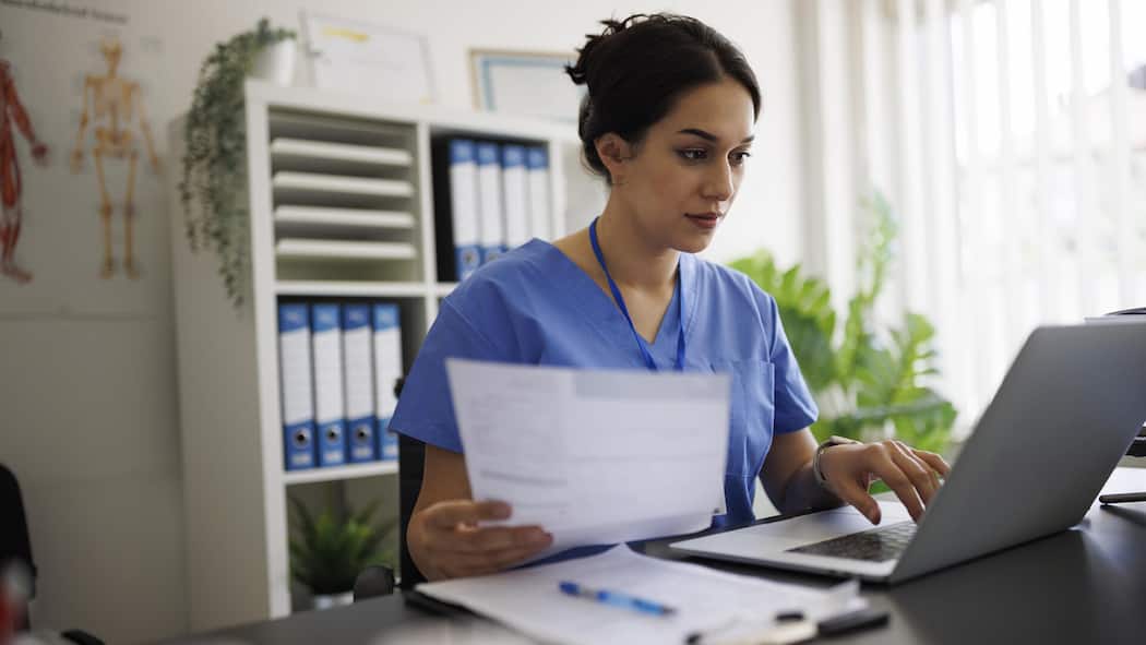 Teure Ärzte? Jetzt pfeift das Bundesgericht Krankenkassen zurück Medizinerin vor dem PC - Die Krankenkassen scheitern erneut beim Versuch, bei Ärzten Geld zurückzuverlangen. Das Bundesgericht gibt einer Zürcher Ärztin recht und rügt die Berechnungsmethode der Versicherungen