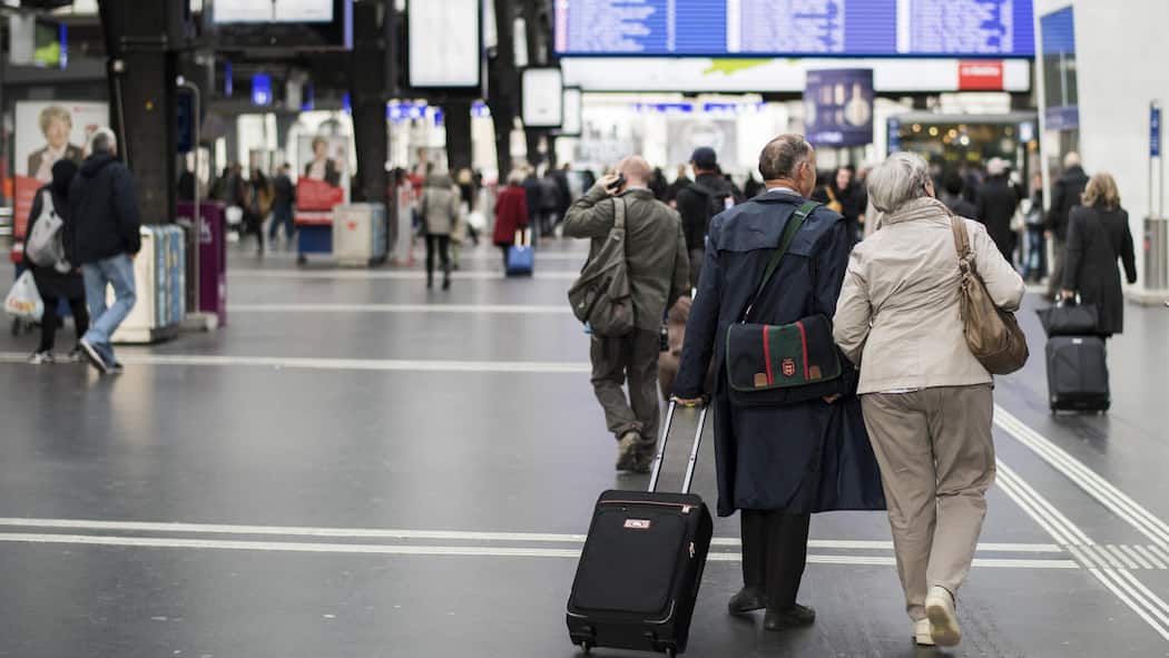 Beim Senioren-GA fahren Frauen besser als Männer Älteres Paar im HB Zürich - Trotz angeglichenem Rentenalter bekommen Frauen das Seniorinnen-GA ein Jahr früher als Männer. Letztere zahlen im Alter 64 bis zu 1570 Franken mehr. Zumindest heute noch