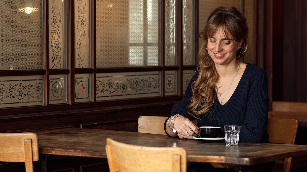 «Es fühlt sich fremd an, Zeit für mich zu haben» Sara Satir: Als alleinerziehende Mutter eines autistischen Kindes legte sie viele eigene Bedürfnisse in eine Schublade – jetzt kann sie auch mal in einem Café Zeit für sich geniessen