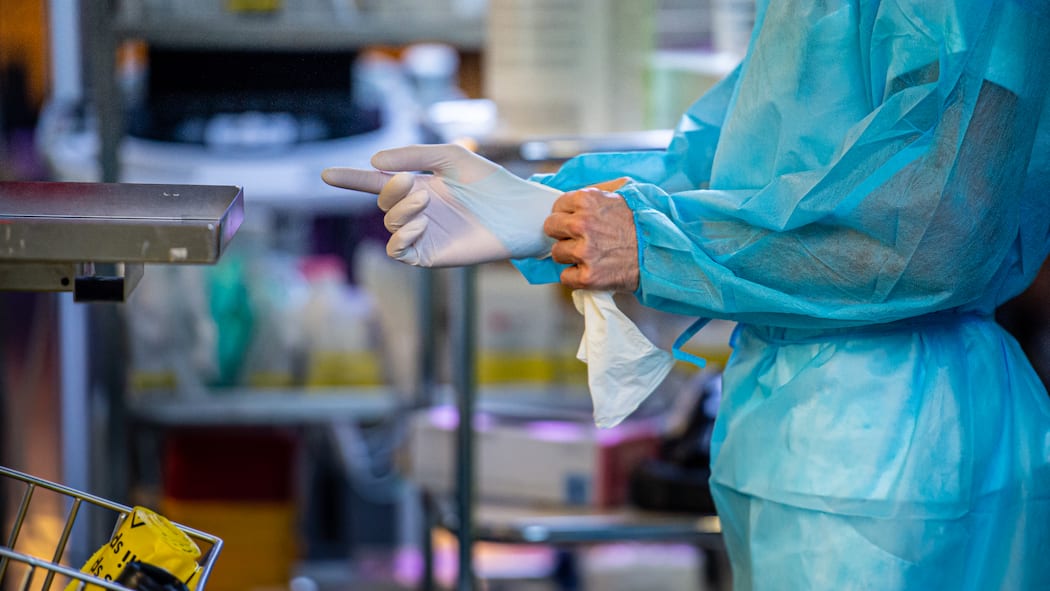 Vor allem ungeimpfte Covid-Patienten auf Intensivstationen Pflegender in Intensivstation im Universitätsspital in Lausanne