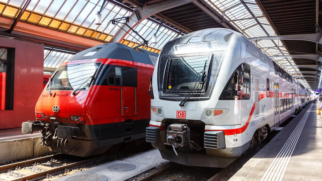 Im Ausland wird der Zug billiger, bei uns teurer 2RWWC77 Zurich, Switzerland - August 10, 2023: Passenger trains of SBB Schweizerische Bundesbahnen and DB Deutsche Bahn at main railway station in Zurich, Swi