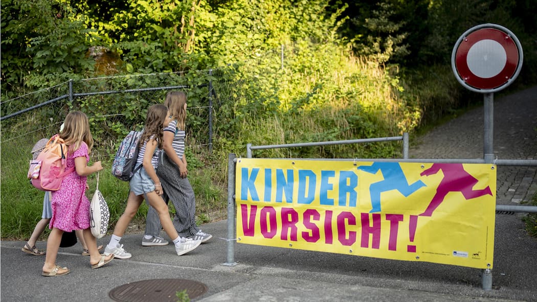 So entschärfen Sie die Gefahren auf dem Schulweg Ihrer Kinder Primarschueler der Schule Laubegg machen sich auf den Weg zur Schule, am ersten Tag des neuen Schuljahres, am Monatg, 11. Augsut 2025, in Bern. (KEYSTONE/Til Buergy).SCHWEIZ SCHULBEGINN 2025 BERN