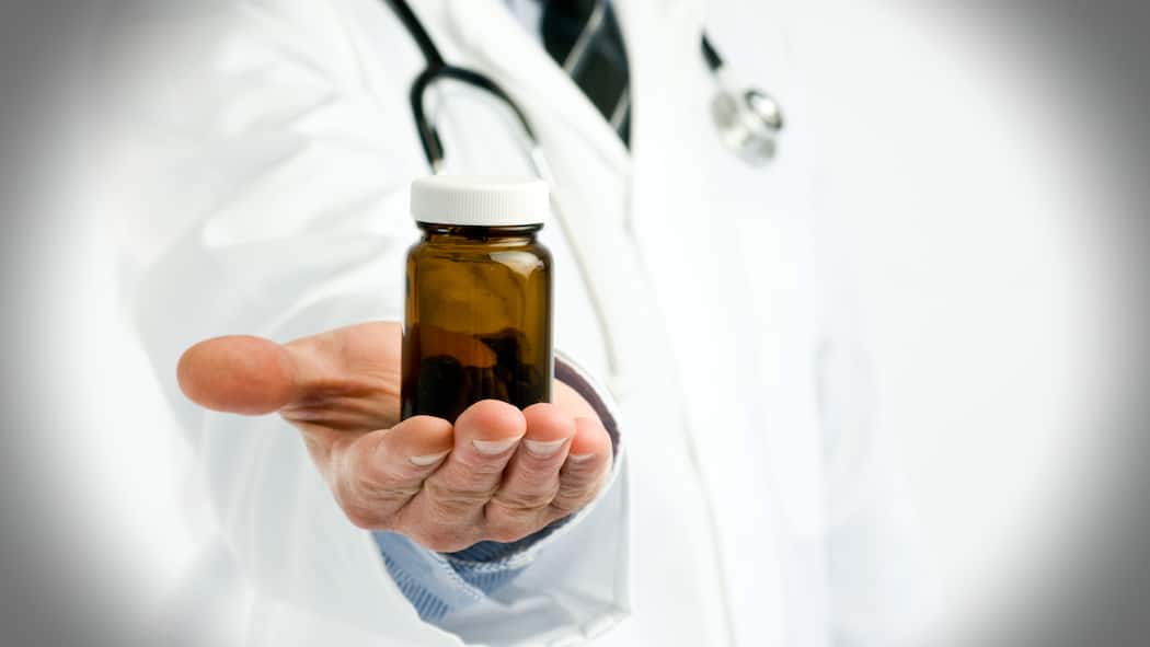 St. Galler Arzt gibt gefährliches Chlordioxid ab Ein Arzt hält eine Arzneimittelflasche in der Hand