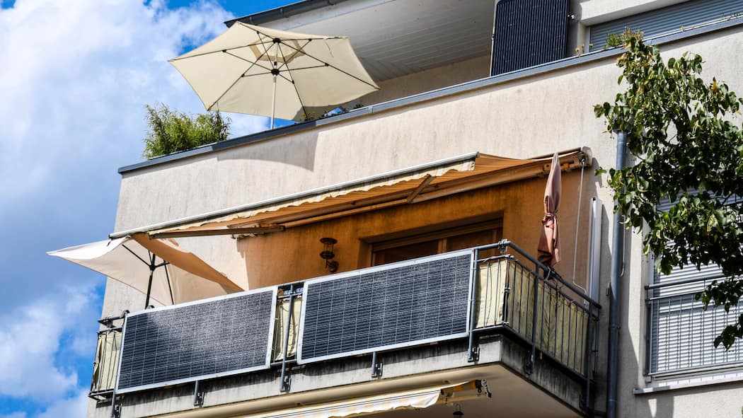So kommen Sie zu Ihrer eigenen Solaranlage auf dem Balkon Balkonkraftwerk an einem Neubau - Kleine Solarpanels für den Balkon sind auch für Mieter eine gute Sache – wenn man alles richtig macht. Hier steht, was für die Schweiz gilt