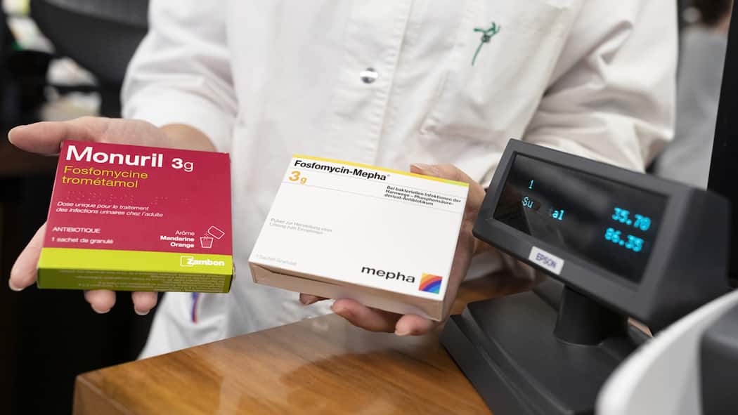 Das müssen Sie über Generika wissen Fosfomycin: Originalmedikament (links) und Generikum (rechts)