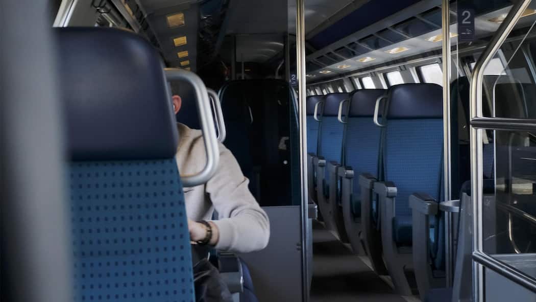 Bielerin will Ruheabteile in der 2. Klasse – SBB winken ab Passagier in fast leerem Zug - Trotz Vieltelefonierern und Dauerschwätzern: Ein Ruheabteil gibt es in Schweizer Zügen nur in der ersten Klasse. Ist das gut so? Diskutieren Sie in der Kommentarspalte mit