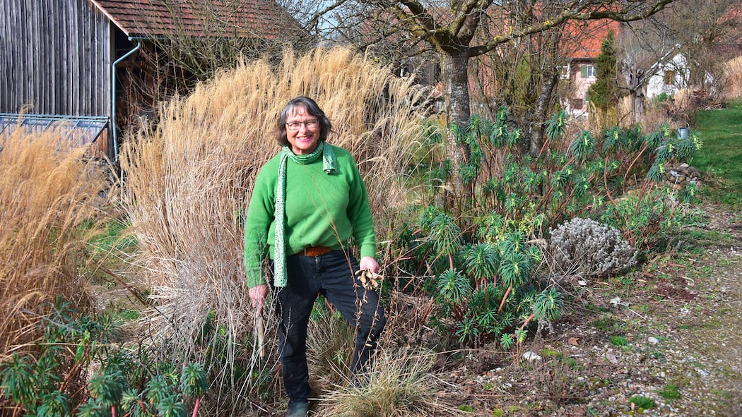 Diese Künstlerin verwandelt ihren Rasen in ein blühendes Paradies Künstlerin Katharina Haller in ihrem Garten - Katharina Haller hat die Grasfläche um ihr Haus in den letzten rund 15 Jahren Stück für Stück in einen Staudengarten verwandelt. Er sieht jedes Jahr ein bisschen anders aus