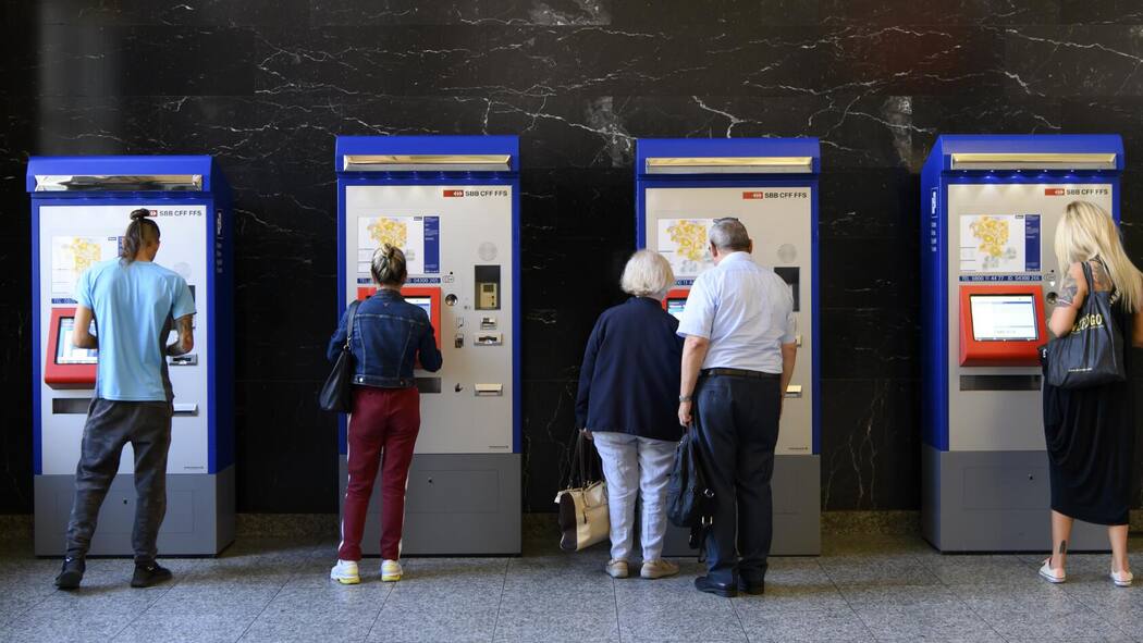 Teures Zugbillett, günstiges Auto Menschen kaufen Zug Tickets