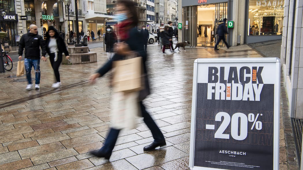 Nicht nur am Black Friday, sondern das ganze Jahr sparen Black Friday in einer Schweizer Shopping-Meile. Händlerinnen und Händler locken mit vermeintlichen Rabattaktionen.