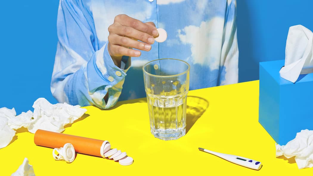 Erkältung, Grippe oder RSV – so unterscheiden Sie sie Eine Person wirft eine Brausetablette in ein Wasserglas. Oft werden sich Erkältung, Grippe und eine Infektion mit dem RS-Virus gleichgesetzt. Doch Symptome, Verlauf und Schwere der Erkrankungen unterscheiden sich