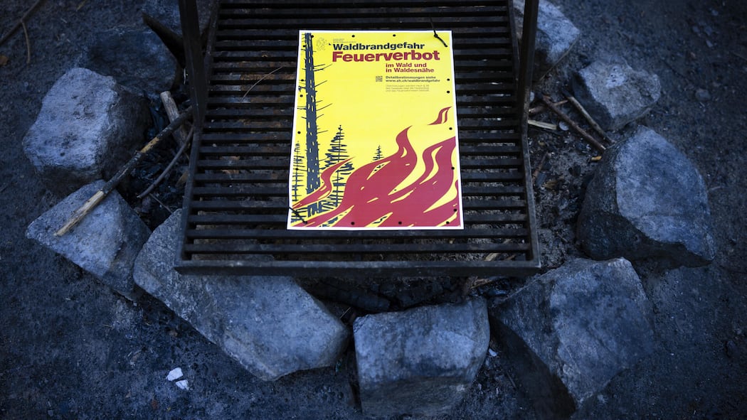 Diese Bussen drohen jetzt beim «Wildbräteln» im Wald Hinweisschild zum Feuerverbot auf einer Wald-Grillstelle - Unser Ratgeber zeigt Ihnen, was Sie jetzt zur Waldbrandgefahr wissen müssen und welche Bussen bei Verstössen gegen Feuerverbote drohen