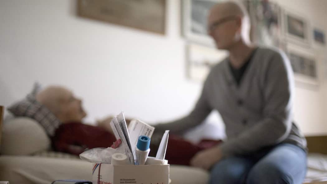 Viele haben ein Recht auf diesen AHV-Zustupf – fast niemand kriegt ihn Frau pflegt alten Mann - Betreuungsgutschriften in der AHV sollen die unbezahlte Pflege von Angehörigen belohnen. Eine gute Idee, die in der Praxis scheitert. Das sind die Gründe