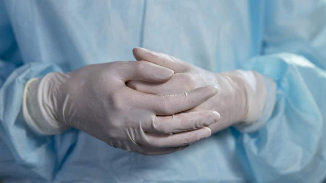 Ärzte verlangen Bargeld für schnellere Operationen – Patientenstellen schlagen Alarm Doctor with hands clasped wearing white surgical gloves
Original File ID: 2203837019