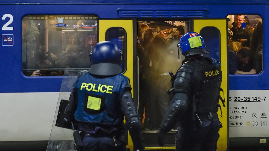 Nach Zugchaos: SBB blocken Entschädigung für Reisende ab Des policiers anti-emeutes surveillent le retour des supporters du Servette par un train special dans la gare de Lausanne apres la rencontre de football de Super League entre le FC Lausanne-Sport, LS, et le Servette FC, ce mercredi 29 mai 2013 a Laus…