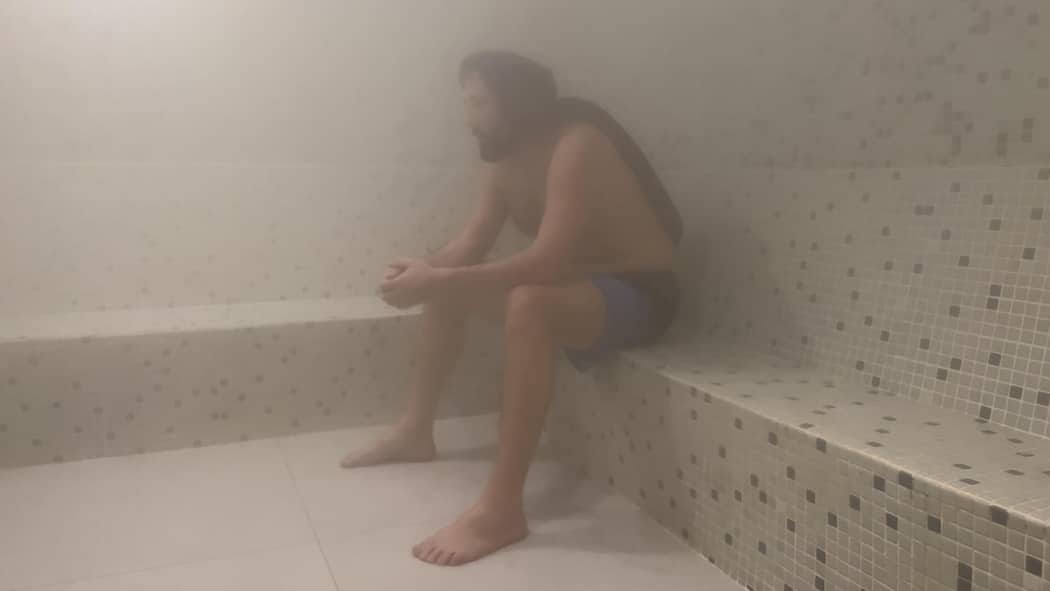 So überstehen wir die Hitzewelle – 5 Tipps aus der Redaktion Man Sweating in the Steam Room