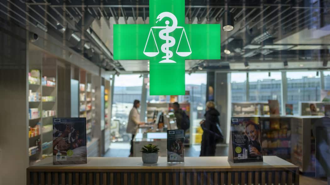 Trump gefährdet Sparmassnahmen in unserem Gesundheitswesen Blick in eine Apotheke - Der Schweizer Fahrplan für günstigere Medikamente ist blockiert. Grund ist Donald Trumps Preispolitik für den US-Heimmarkt