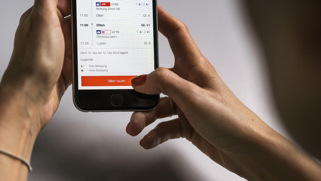 100 Franken Busse trotz Billettkauf: Gehen die SBB zu weit? A woman purchases a train ticket with the SBB Mobile App, photographed in Zurich, Switzerland, on November 15, 2016. (KEYSTONE/Christian Beutler) Eine Frau kauft ein Zugbillett mit der SBB Mobile App, fotografiert am 15. November 2016 in Zuerich. (KE…