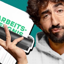 So erkennen Sie ein schludriges Arbeitszeugnis Ein Mann hält in der Hand einen Aktenvernichter, durch den ein Arbeitszeugnis läuft. Worauf es bei Arbeitszeugnissen ankommt.
