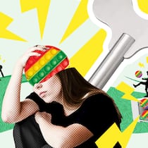 Das Burn-out der Mütter Eine Frau mit Spielzeugkopf und Drehschlüssel im Rücken vor schemenhaften Kindern und gelben Blitzen. Was man gegen Eltern Burnout tun kann.