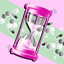 So bewahren Sie Medikamente richtig auf Eine Sanduhr misst die Zeit, dahinter liegen verschiedene Tablettenformen von Medikamenten. Achten Sie auf das Verfallsdatum und die korrekte Lagerung von Medikamenten? Die Tipps, worauf Sie achten sollten