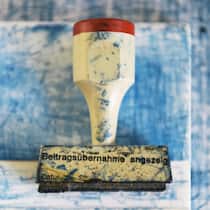 Was auf dem Konto landet, ist Einkommen? Nicht ganz! Stempel «Beitragsübernahme angezeigt» - Die Stadt St. Gallen kürzte einem Sozialhilfeempfänger die Unterstützung, weil dieser Rückzahlungen eines Darlehens erhielt. Dafür setzt es eine Rüge des Bundesgerichts ab: Die Kürzung war nicht gerechtfertigt
